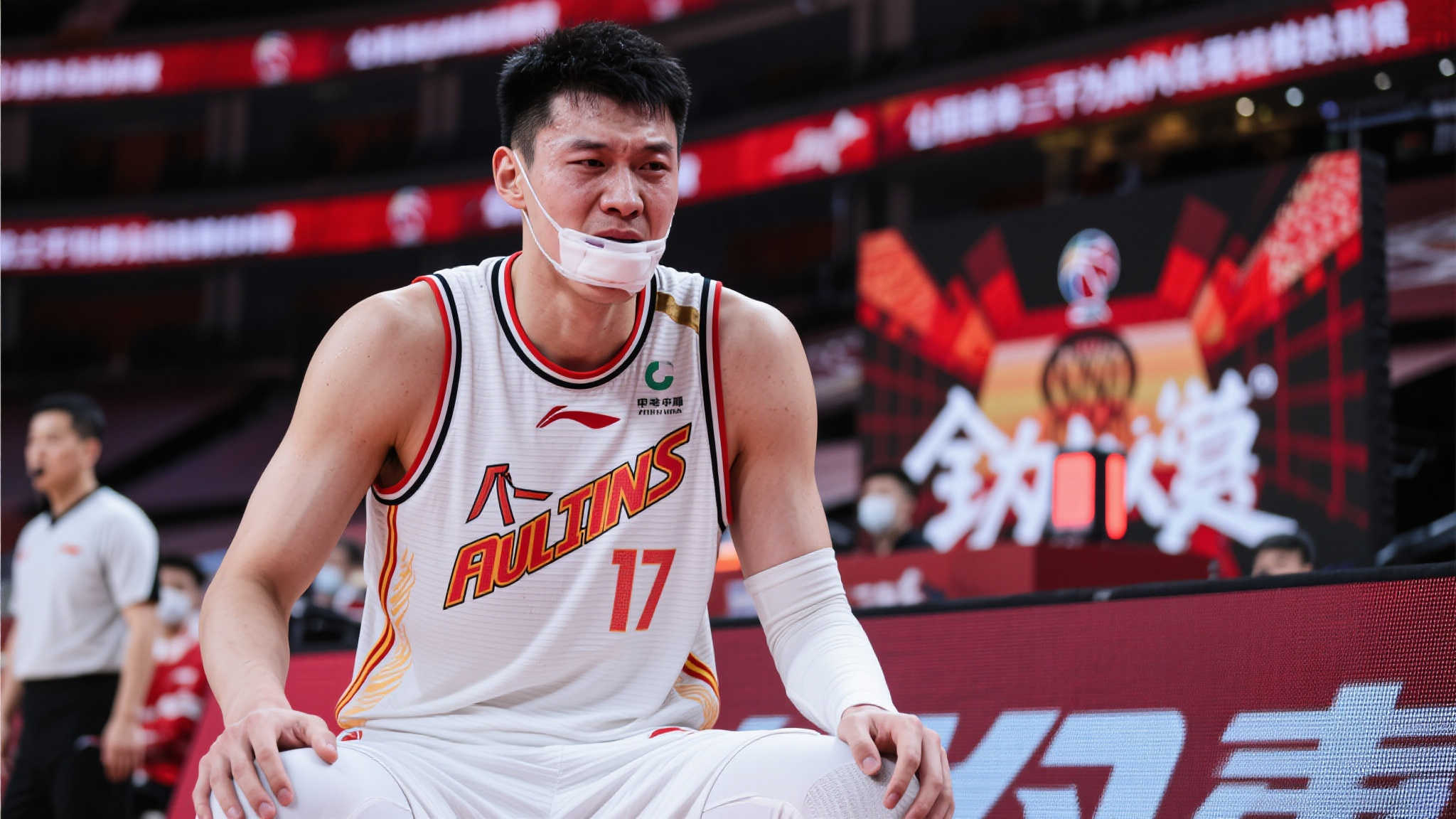 范子铭昨日发烧服药后病情好转 今晚将坚持带病上场 范子铭昨日发烧服药后病情好转 今晚将坚持带病上场